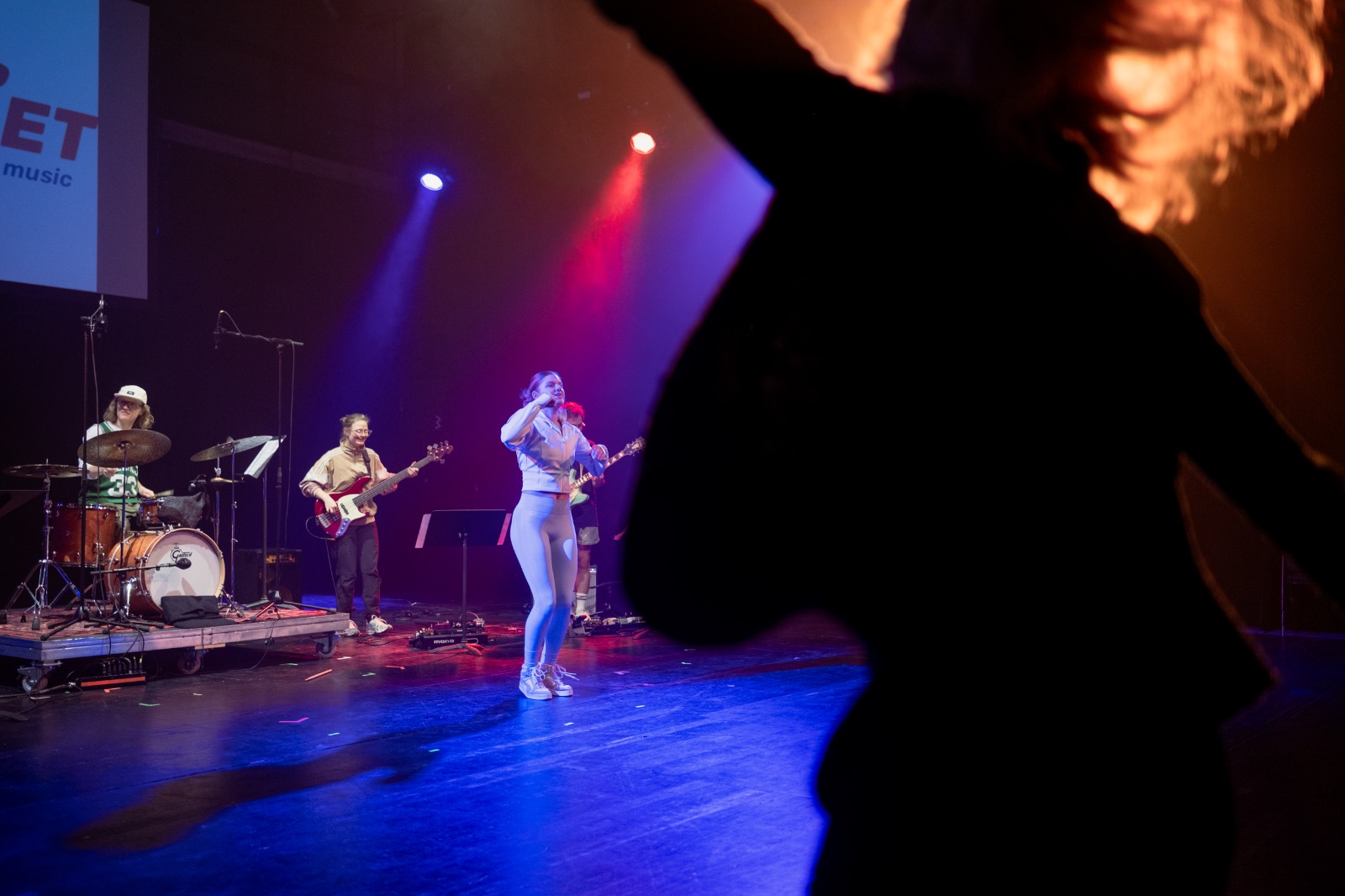 Sängerin mit Band auf der Bühne